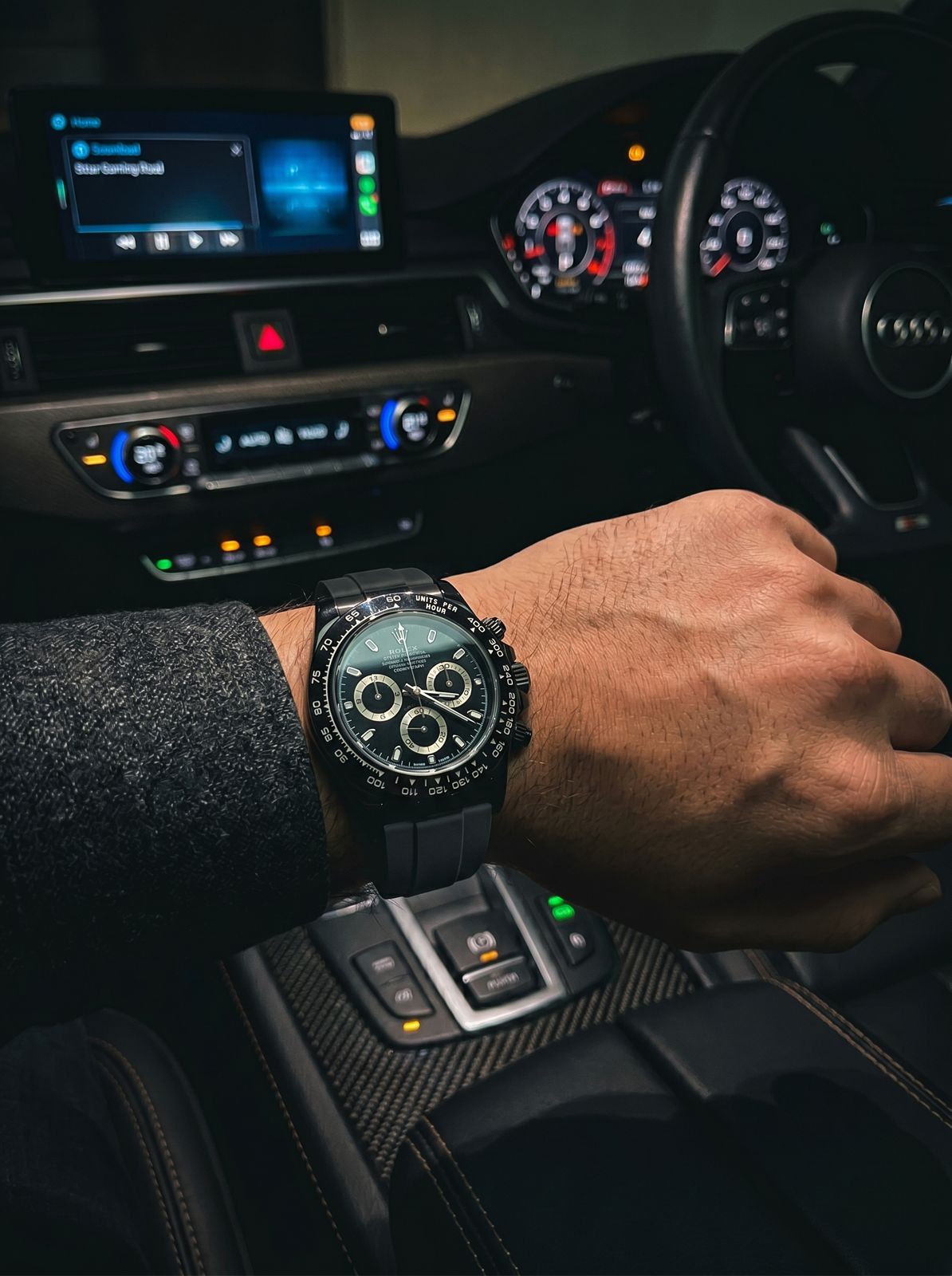 Rolex Daytona (White Dial, Gold Tachymeter Bezel, Black Rubber Strap)